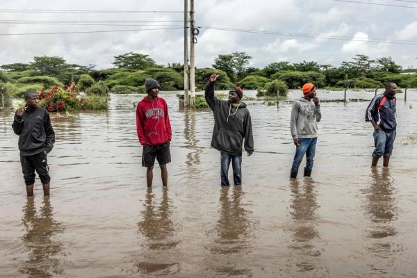 إعصار يضرب كينيا وتنزانيا وسط فيضانات مدمرة