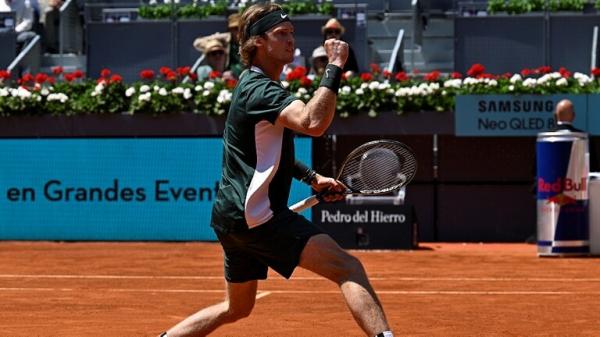 الروسي روبليف يتأهل إلى ربع نهائي بطولة مدريد للتنس 