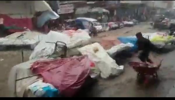 بالفيديو: سيؤول الأمطار تجرف عربيات الباعة المتجولين في شوارع تعز