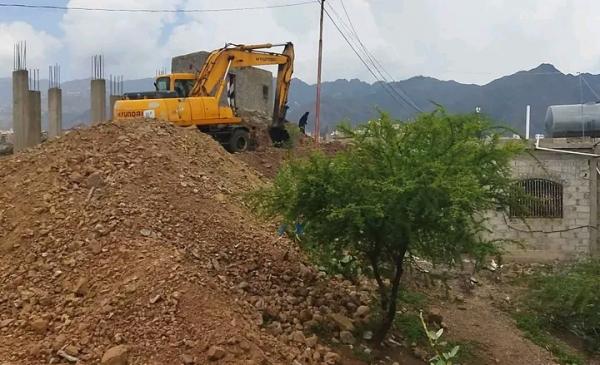  تعز .. حملة مجتمعية لشق طرق الحي ويدعون الجهات المعنية لمساندتهم 