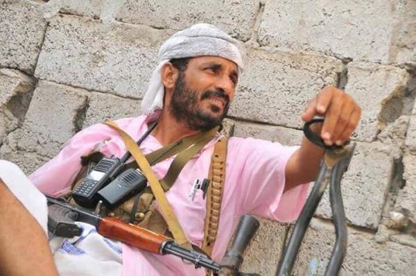 العميد طارق صالح يقدم واجب العزاء لنجل الشهيد دوبله