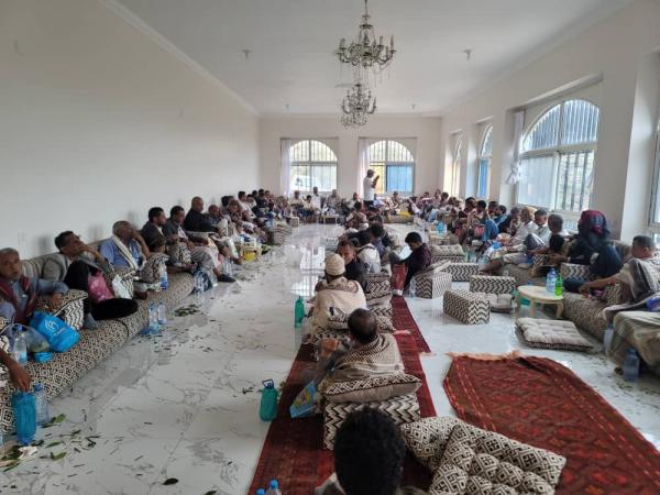 أبناء الأصابح يطالبون بإخراج المعسكرات من الشمايتين بتعز