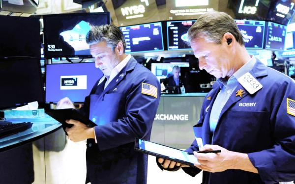 نتائج قوية لــ &laquo;أبل&raquo; تصعد بالأسهم الأمريكية