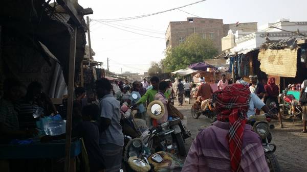 المنتصف في جولة رمضانية في الساحل الغربي.. مواطنون: المقاومة المشتركة أعادت الحياة لمناطقنا بعد أن دمرها الحوثي ..! – (استطلاع مصور)