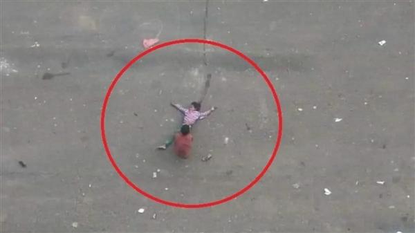 قناصة مليشيات الحوثي تواصل استهداف المدنيين في حي كلابة بتعز