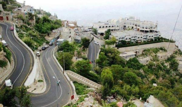 افراد اللواء 22 ميكا ينهبون مزرعة قات ويعتقلون صاحبها في صبر 