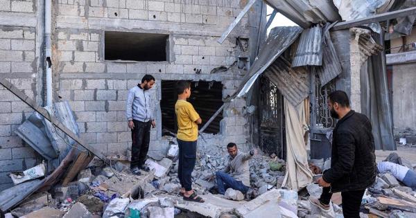 إسرائيل تعلن إعادة فتح معبر كرم أبو سالم وتكثف قصفها على غزة