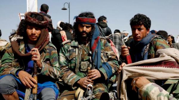 قيادي حوثي يقتل شابا أمام أسرته في تعز