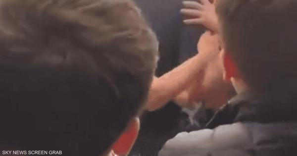 فيديو.. الجلوس في مدرجات الخصم.. مشجع لأرسنال أشبع ضربا بأيدي مشجعي نيوكاسل