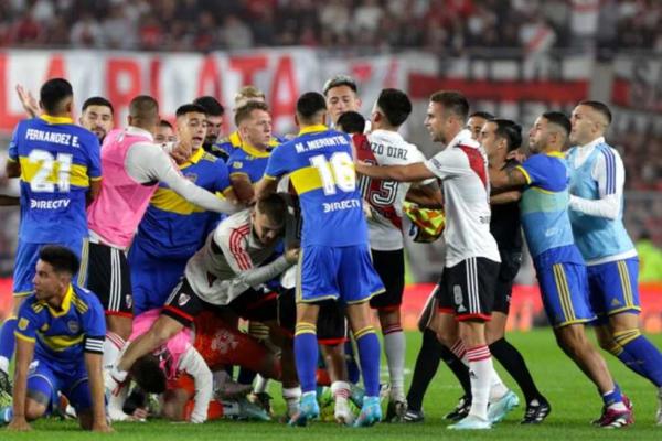 اشتباكات و7بطاقات حمراء في « كلاسيكو الأرجنتين»