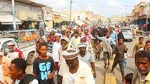 تظاهرة شعبية تطالب بسرعة القصاص في قاتل ومغتصب طفل بأبين 