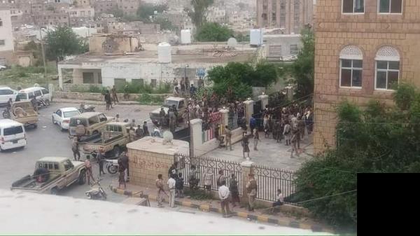 محور تعز تعتقل ابو الذهب وتجبره على جبايات مالية بعد إهانته و قص شعره بالمعتقل الإخواني