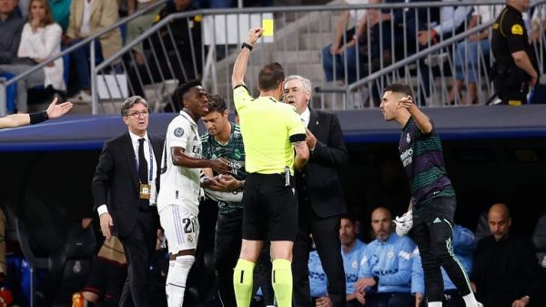 أنشيلوتي يهاجم التحكيم : هدف التعادل غير صحيح.. الكرة خارج الملعب