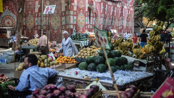 مصر.. أسعار السلع تتراجع للشهر الثاني على التوالي منذ "تعويم الجنيه".. وخبراء يعلقون