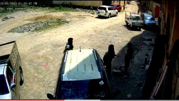 فيديو .. عصابة الحوثي تقتحم شركة تجارية في تعز 