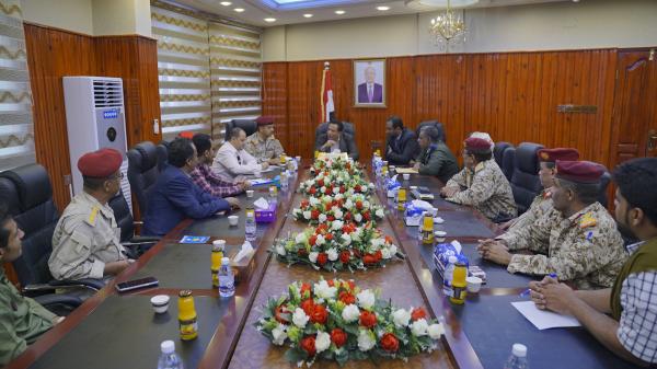 محافظ المهرة يلتقي لجنة منع تجنيد الأطفال