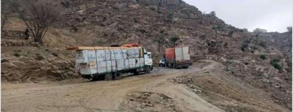 تعطل شاحنتين يتسبب بانقطاع الطريق في القبيطة