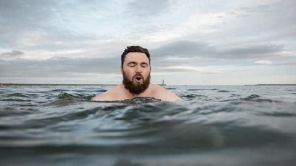 هل يضر العلاج بالماء البارد أكثر مما ينفع؟!.. نصائح ينبغي اتباعها!