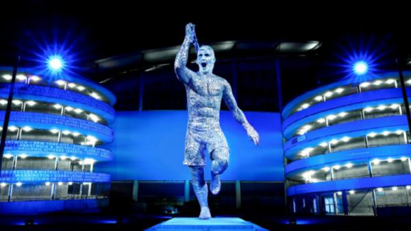 مانشستر سيتي يزيح الستار عن تمثال أغويرو في ذكرى هدفه التاريخي