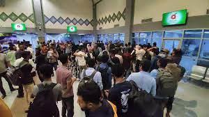 وصول دفعة من اليمنيين العالقين في السودان إلى مطار عدن