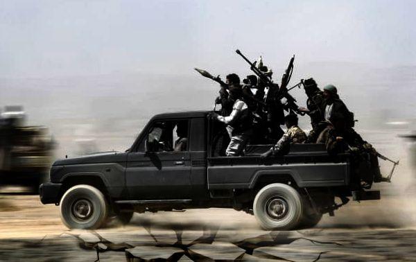 هروبا من بند الطرق بعد فتح المطار.. تحذيرات من هجوم حوثي على مأرب