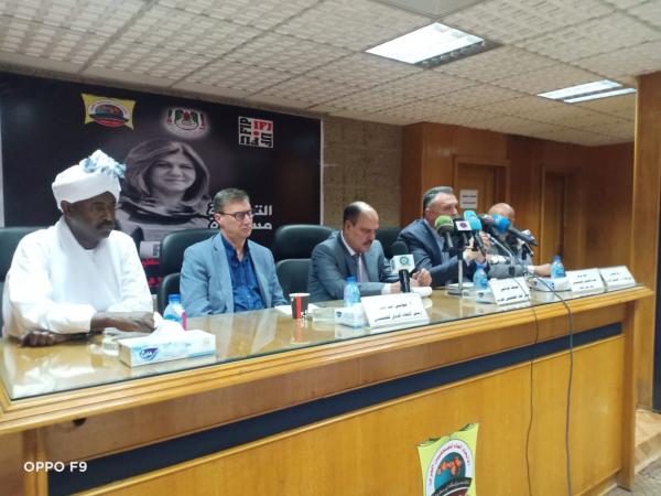 فيسبوك يحجب فيديوهات تظهر اعتداء قوات الاحتلال على جنازة شيرين ابوعاقلة