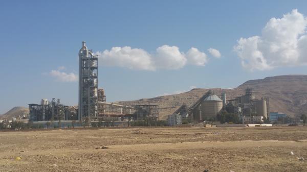 عصابة الحوثي تتاجر بمولدات مصنع أسمنت باجل