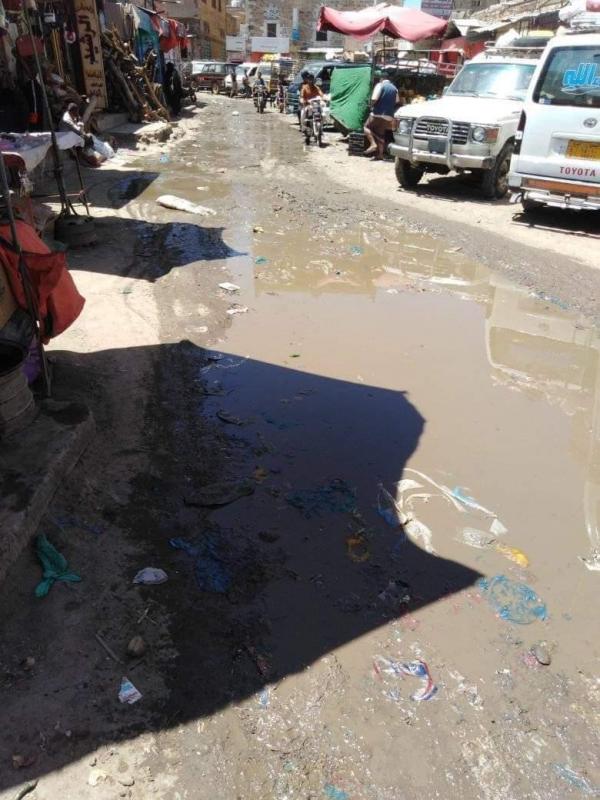 بحيرات من المجاري في شوارع مدينة التربة