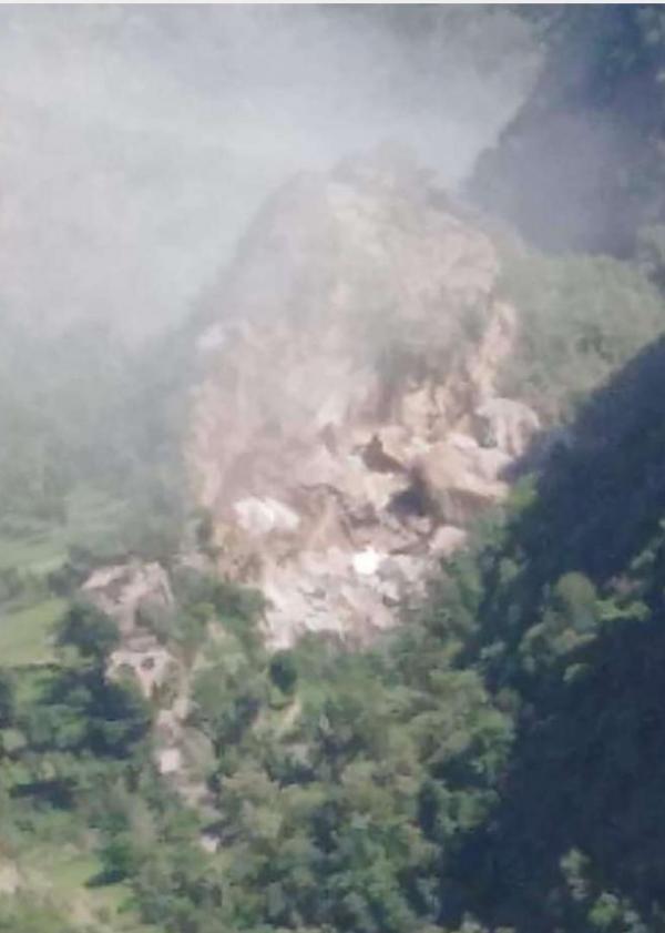 انهيارات صخرية في شرعب تدفع بسكان القرى إلى النزوح 