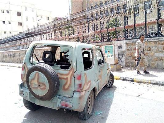 تعز.. "الإخوان" يعملون على تفجير الوضع.. واشتباكات في محيط مبنى المحافظة تسفر عن قتيلين