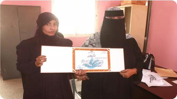 تكريم عائدة عاشور لدورها في مساعدة النازحين بلحج