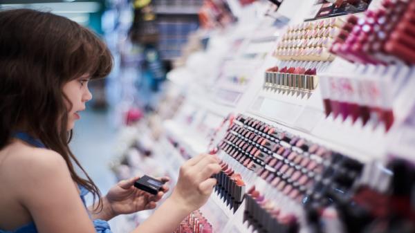 خبيرة في علم السموم تكشف عن "خطر" يكمن في مستحضرات التجميل!