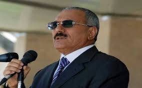 شاهد بالصورة.. مواطن حضرمي يرفع صورة ضخمة للرئيس صالح ويطوف بها شوارع المكلا.. (الصورة بالداخل)