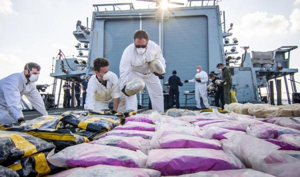 البحرية الأمريكية تحتجز سفينة إيرانية تحمل شحنة مخدرات