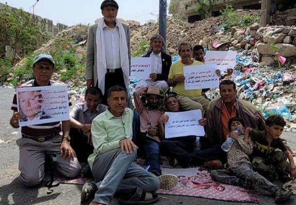 أبناء تعز يهددون بنصب الخيام في منفذ جولة القصر لفك الحصار عن المدينة