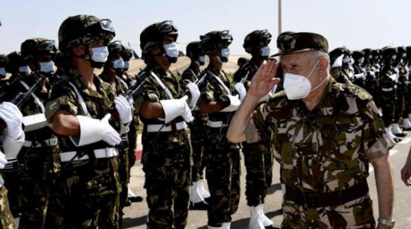 قائد الجيش الجزائري يشيد بـ«إحباط محاولات ضرب الدولة»