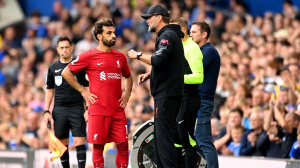 العناق الأخير.. لقطات وداع محمد صلاح ليورغن كلوب تخطف الأنظار