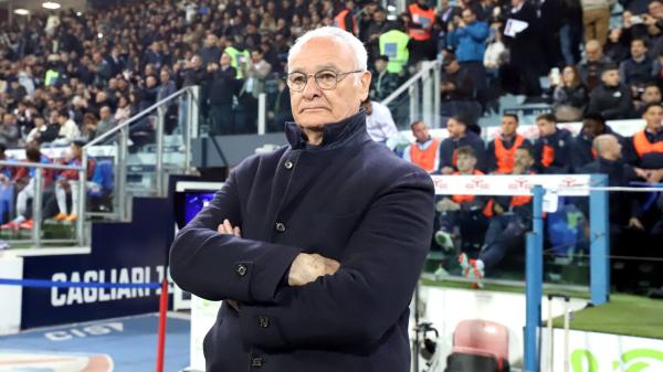 يُلقب بـصانع المعجزات.. فرحة عارمة للمدرب رانييري ولاعبيه بعد ضمان البقاء في الدوري الإيطالي