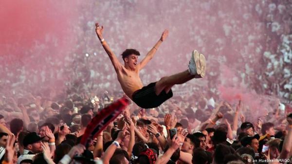 هكذا عاشت فرانكفورت فرحة تتويج فريقها بلقب الدوري الأوروبي