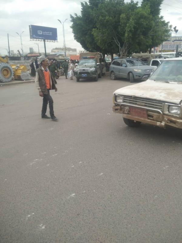 عصابة الحوثي تسطو على أرضية تابعة للقمش وتهدم مصنعا للبلك في صنعاء 