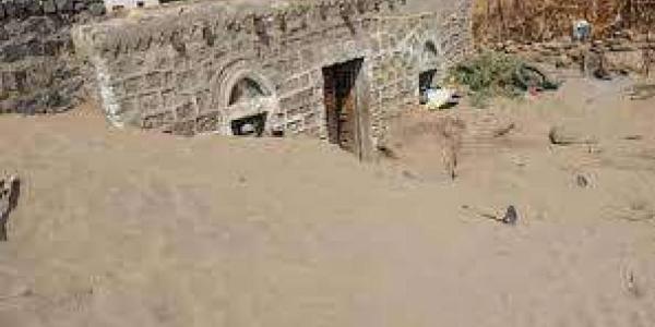 زحف الرمال يهدد سكان بئر ناصر  بالنزوح من قراهم في لحج