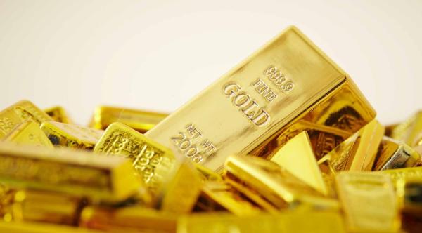 الذهب قرب مستوى قياسي مرتفع وسط تكهنات بقرب خفض الفائدة