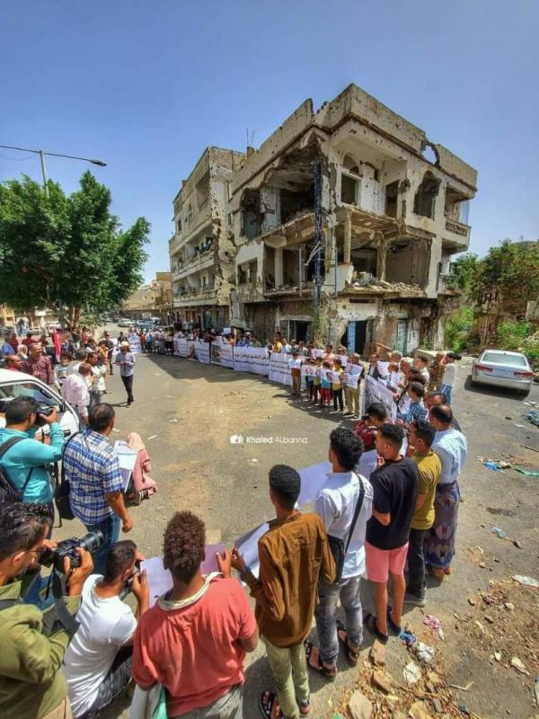 احتجاجات متواصلة للمطالبة بفتح الطرقات في تعز 