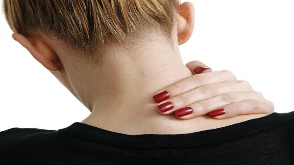 طبيبة أعصاب توضح سبب ألم الظهر والرقبة في الصباح