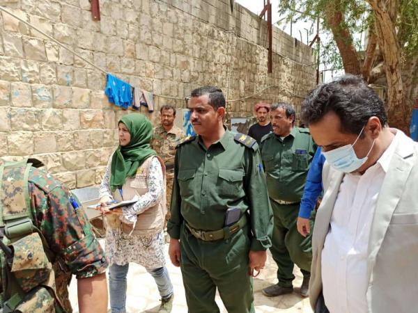 لجنة حقوقية تطلع على أوضاع نزلاء السجن المركزي بمأرب 