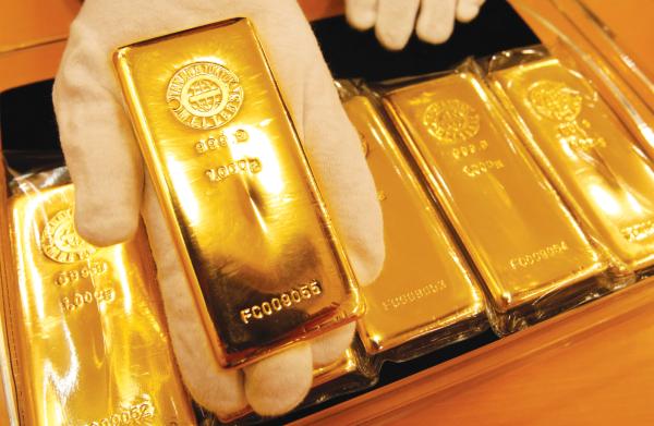 الذهب يخسر 12 دولاراً بعد صعوده لمستويات قياسية