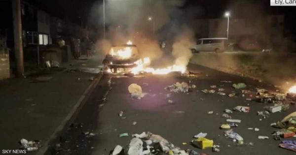 إضرام النار في سيارات في كارديف والشرطة تواجه "فوضى على نطاق كبير"