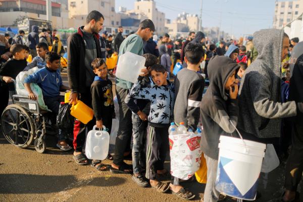 الحياة في طابور المياه.. مصورة حفلات زفاف فلسطينية تأسى على حلمها الضائع في غزة