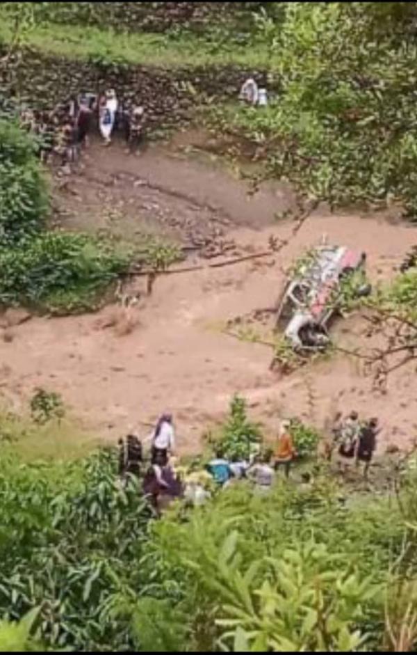 نجاة 8 أشخاص من الموت غرق في محافظة إب 