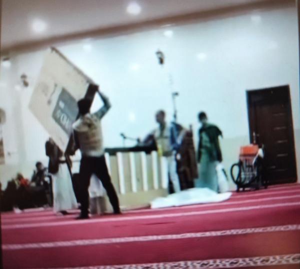 عصابة الحوثي تقتحم مسجدا في إب